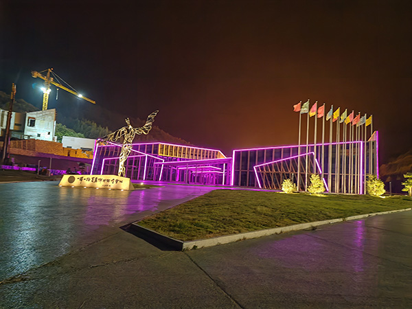 城市亮化是现代城市建设的重要组成部分，它不仅可以美化城市的夜景，还能提升城市的整体形象。随着科技的不断进步，城市亮化也得到了更多的关注和创新。本文将介绍一些关于城市亮化的创意和技术，帮助读者了解积石山城市亮化的重要性以及如何进行积石山城市亮化的规划和实施。